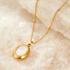 Collier à pendentif ovale épuré, chaîne dorée — vue 5