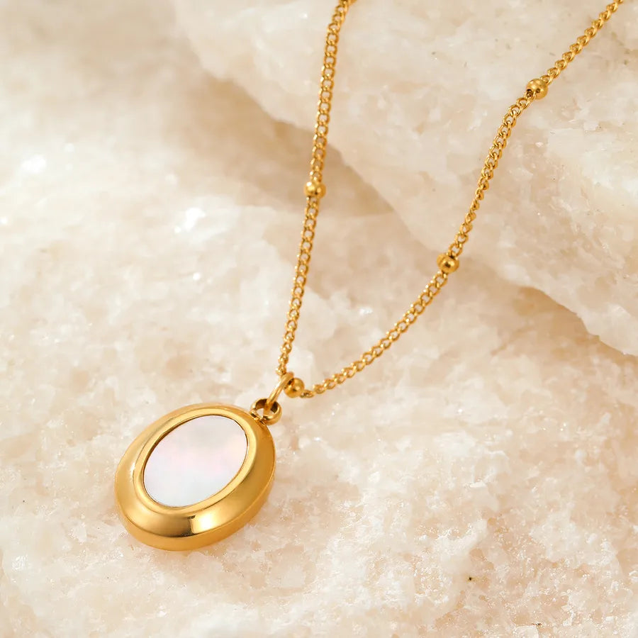 Collier à pendentif ovale épuré, chaîne dorée — vue 5