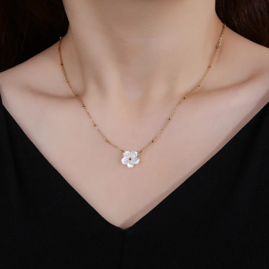 Collier fleur bombée en relief, chaîne dorée — vue 2