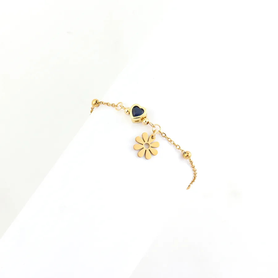Bracelet marguerites émaillées sur chaîne dorée — vue 3