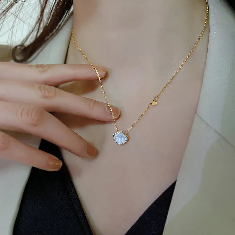 Collier cœur de nacre naturelle, chaîne dorée — vue 3
