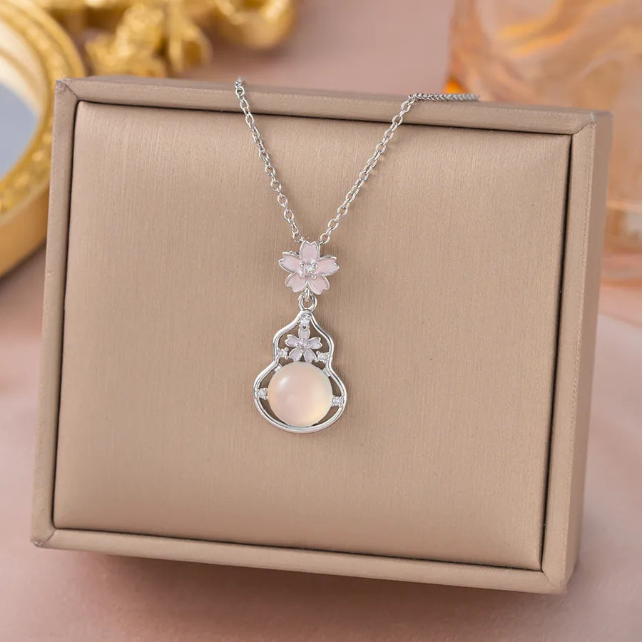 Collier fleur de calcédoine naturelle, chaîne dorée — vue 2