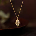 Collier à feuilles découpées, chaîne dorée — vue 4