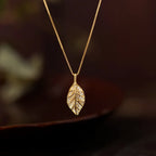 Collier à feuilles découpées, chaîne dorée — vue 4