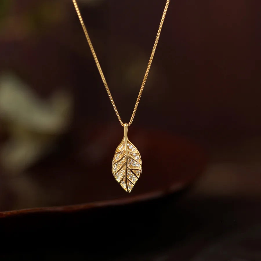 Collier à feuilles découpées, chaîne dorée — vue 4