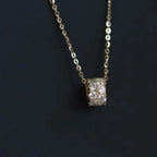 Collier à pendentif géométrique serti — vue 3