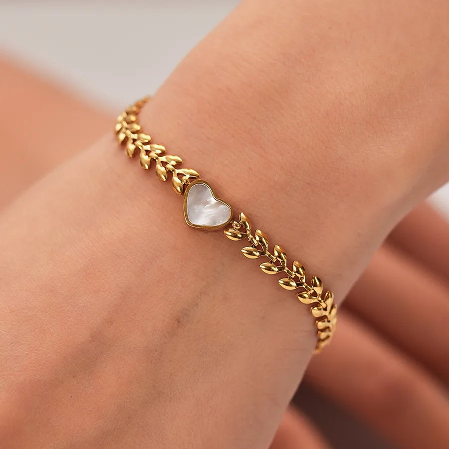 Bracelet cœur au tracé épuré, chaîne dorée — vue 3