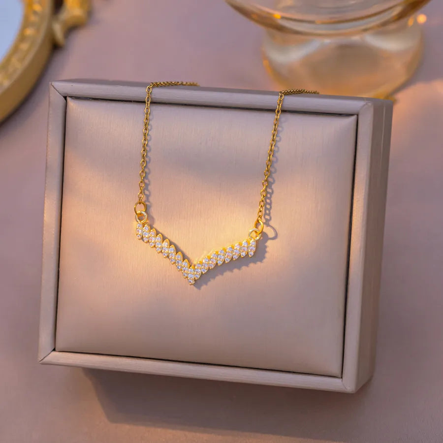 Collier à pendentif en V pavé de zircons — vue 3