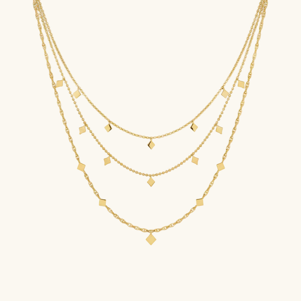 Collier à pendentif géométrique sur chaîne fine