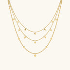 Collier à pendentif géométrique sur chaîne fine