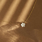 Collier fleur de nacre naturelle sur chaîne dorée