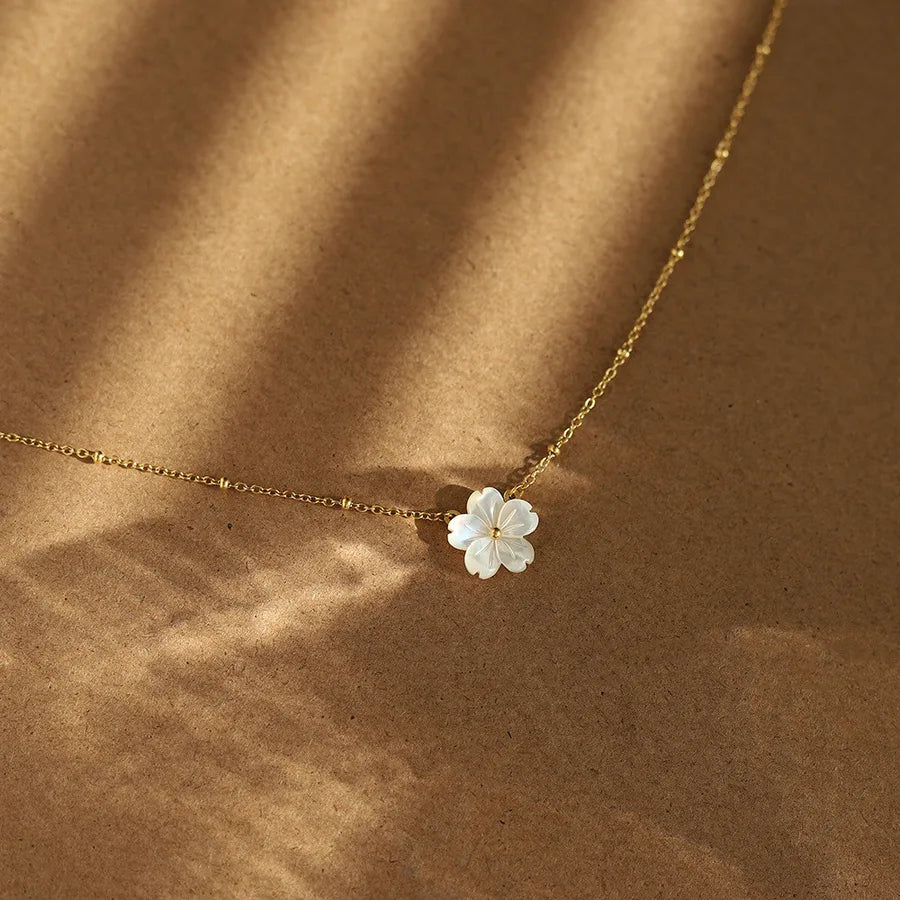 Collier fleur de nacre naturelle sur chaîne dorée