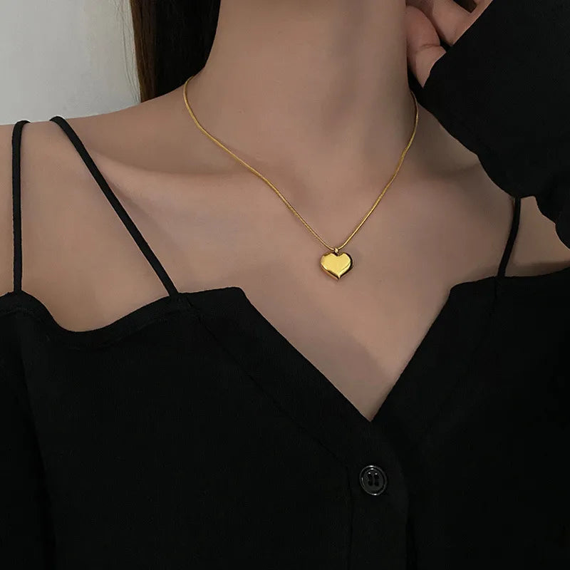 Collier cœur sur maille serpent lisse, acier doré — vue 2