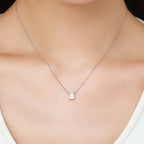 Collier à pendentif carré serti d'un zircon
