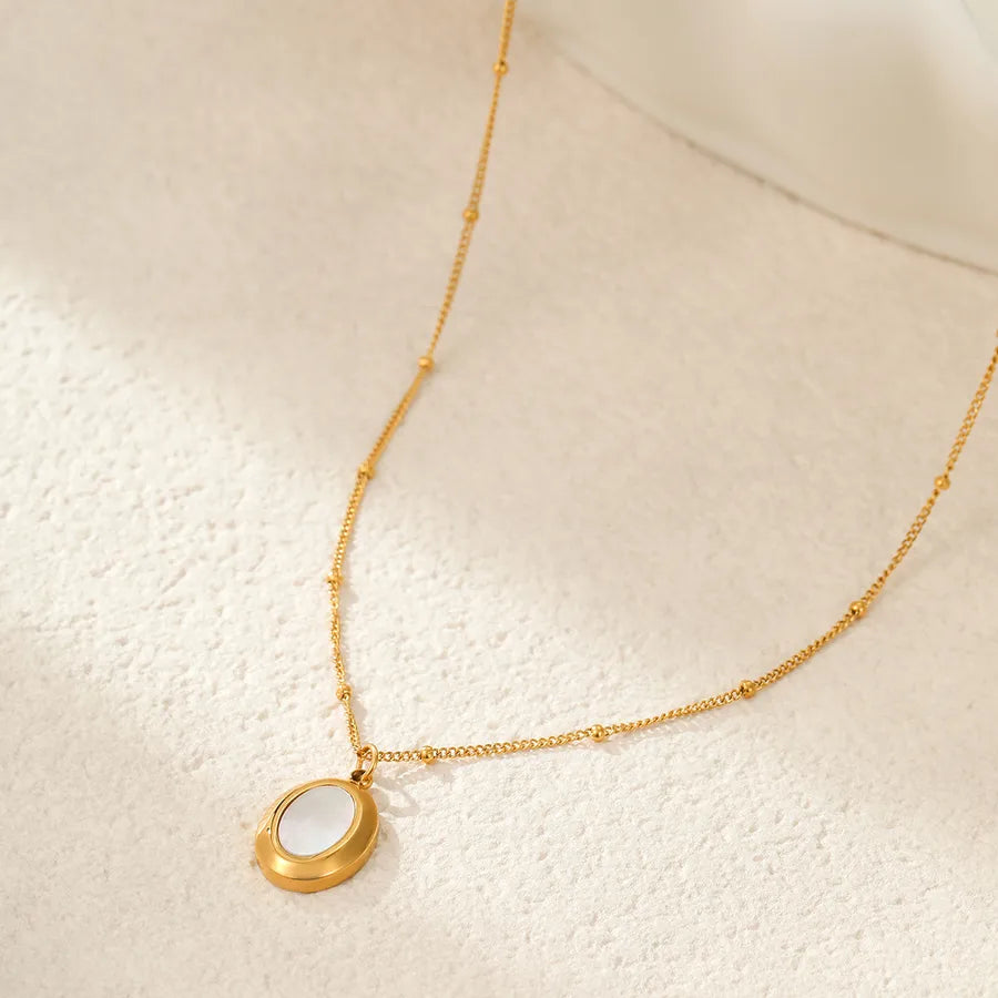 Collier à pendentif ovale épuré, chaîne dorée — vue 4