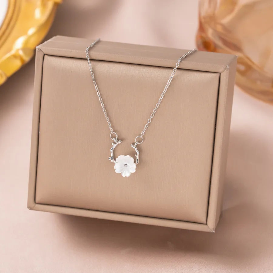 Collier fleurs de nacre naturelle, chaîne dorée — vue 2