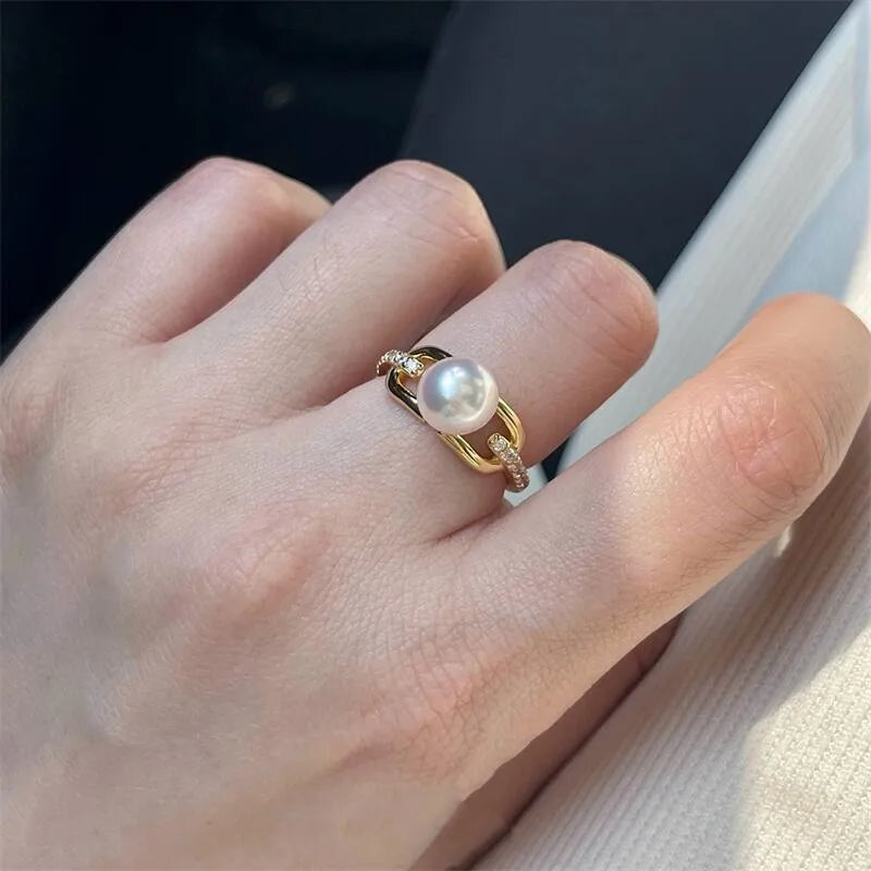 Bague à perle d'eau douce montée sur anneau fin