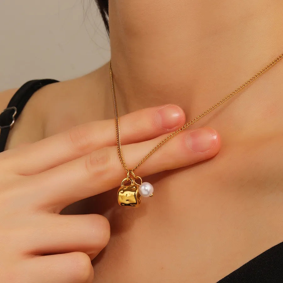Collier à pierre naturelle taille ovale sur chaîne dorée