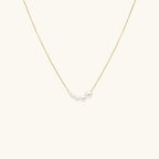 Collier de perles nacrées sur fil doré