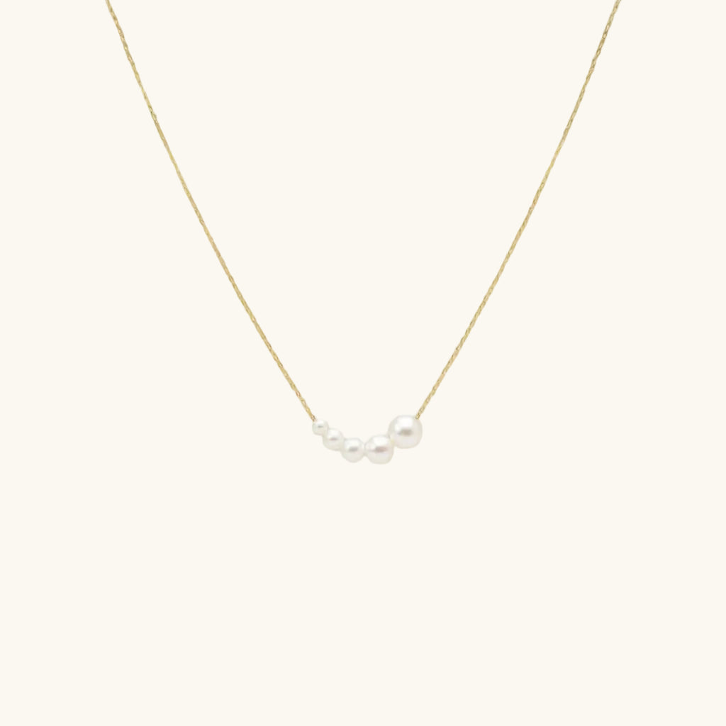 Collier de perles nacrées sur fil doré