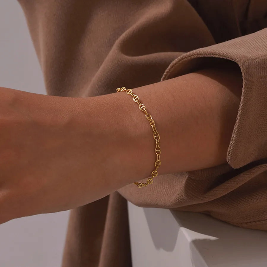 Bracelet à volumes géométriques alternés, acier doré