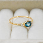 Bague à pierre bleue, monture géométrique — vue 4