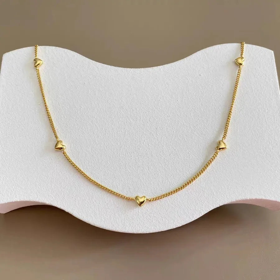 Collier à petits cœurs en relief, acier inoxydable doré