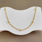 Collier à petits cœurs en relief, acier inoxydable doré
