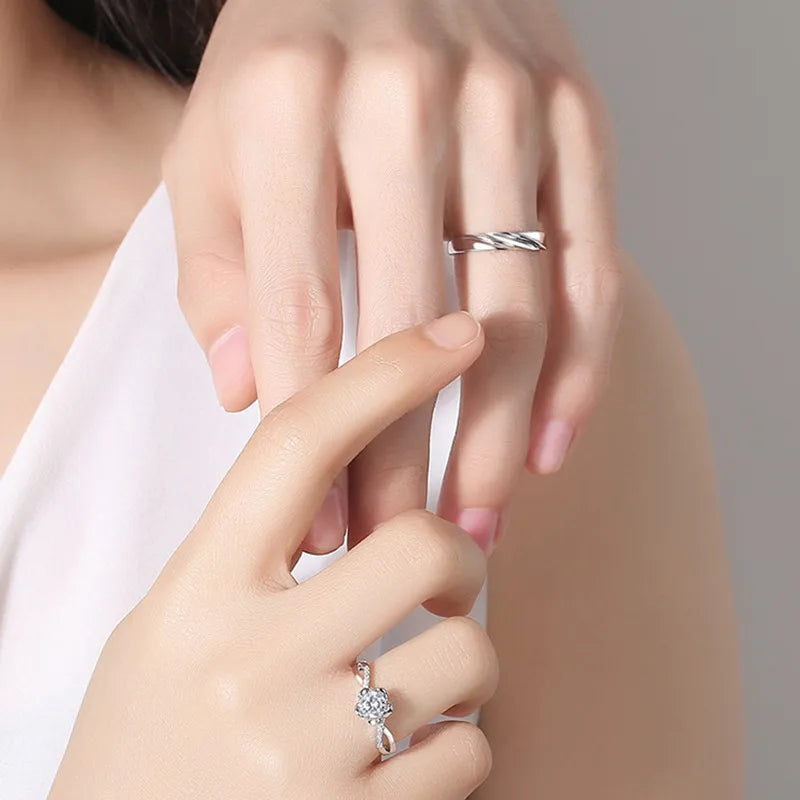 Bague ouverte à motif fleur sertie de zircons — vue 2