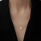 Collier fleur dorée et perle, chaîne fine — vue 3