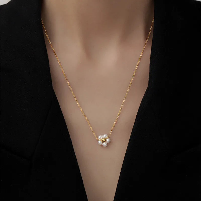 Collier fleur dorée et perle, chaîne fine — vue 3