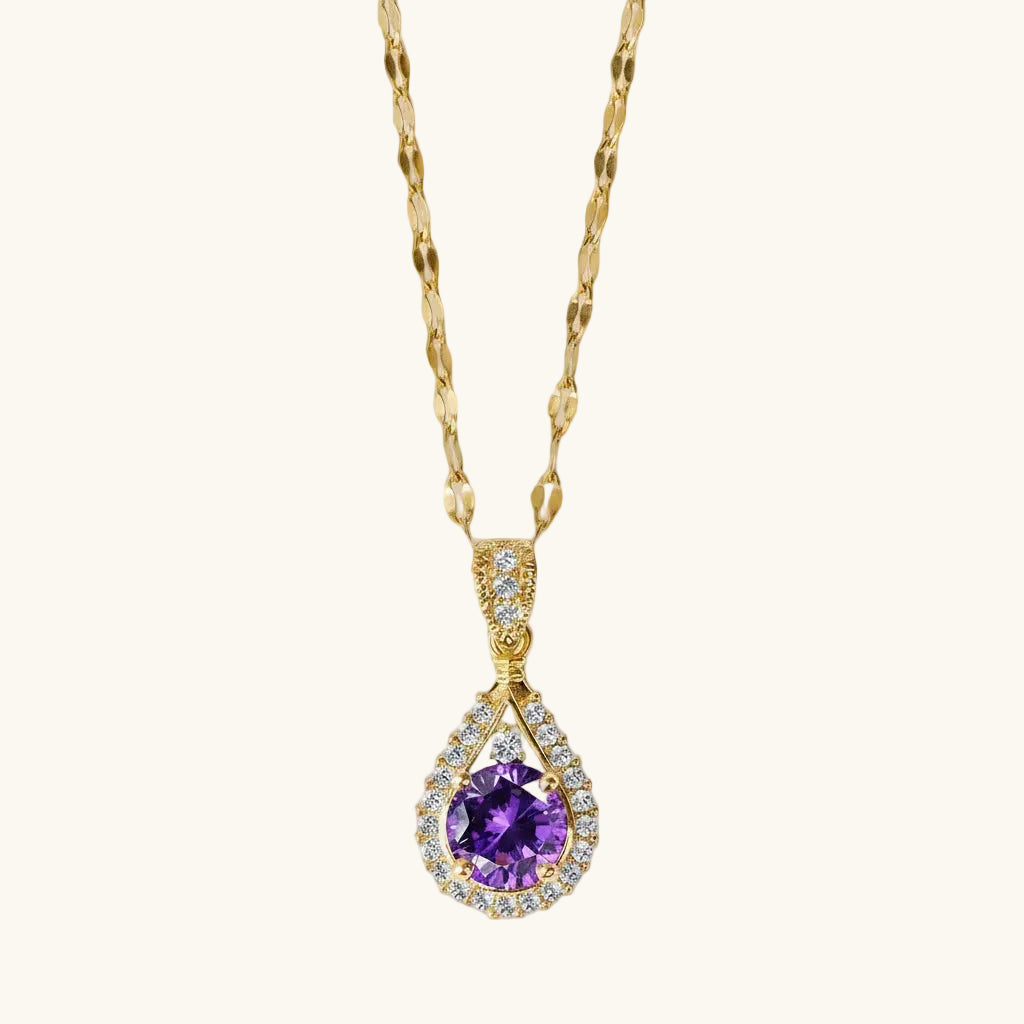 Collier à pierre violette taille goutte sur chaîne dorée