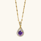 Collier à pierre violette taille goutte sur chaîne dorée