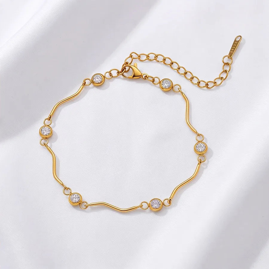 Bracelet fleur aux pétales ondulés sur chaîne dorée