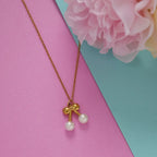 Collier à deux cerises, chaîne fine dorée — vue 6