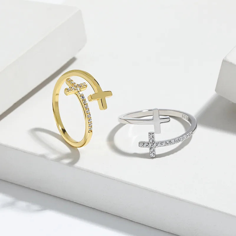 Bague ouverte à croix pavée de zircons