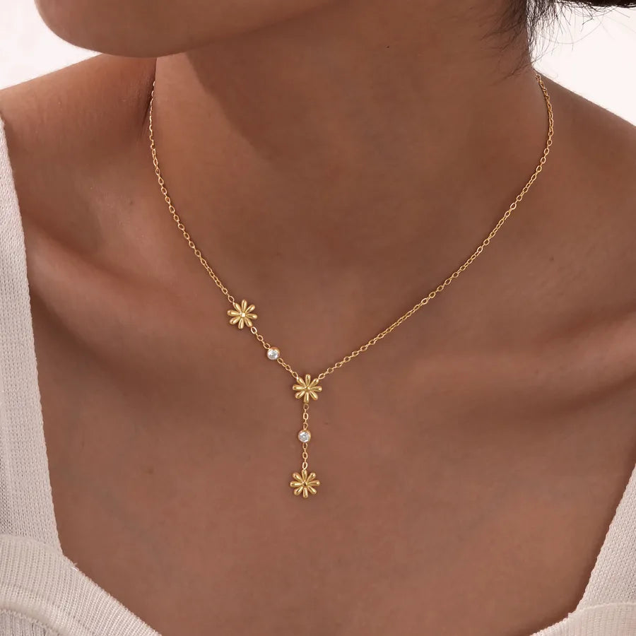 Collier fleur sertie de zircons sur chaîne fine dorée