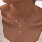 Collier fleur sertie de zircons sur chaîne fine dorée
