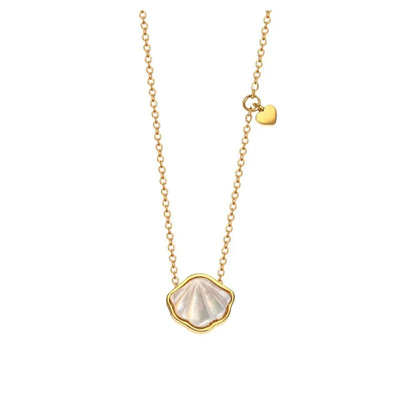 Collier cœur de nacre naturelle sur chaîne dorée