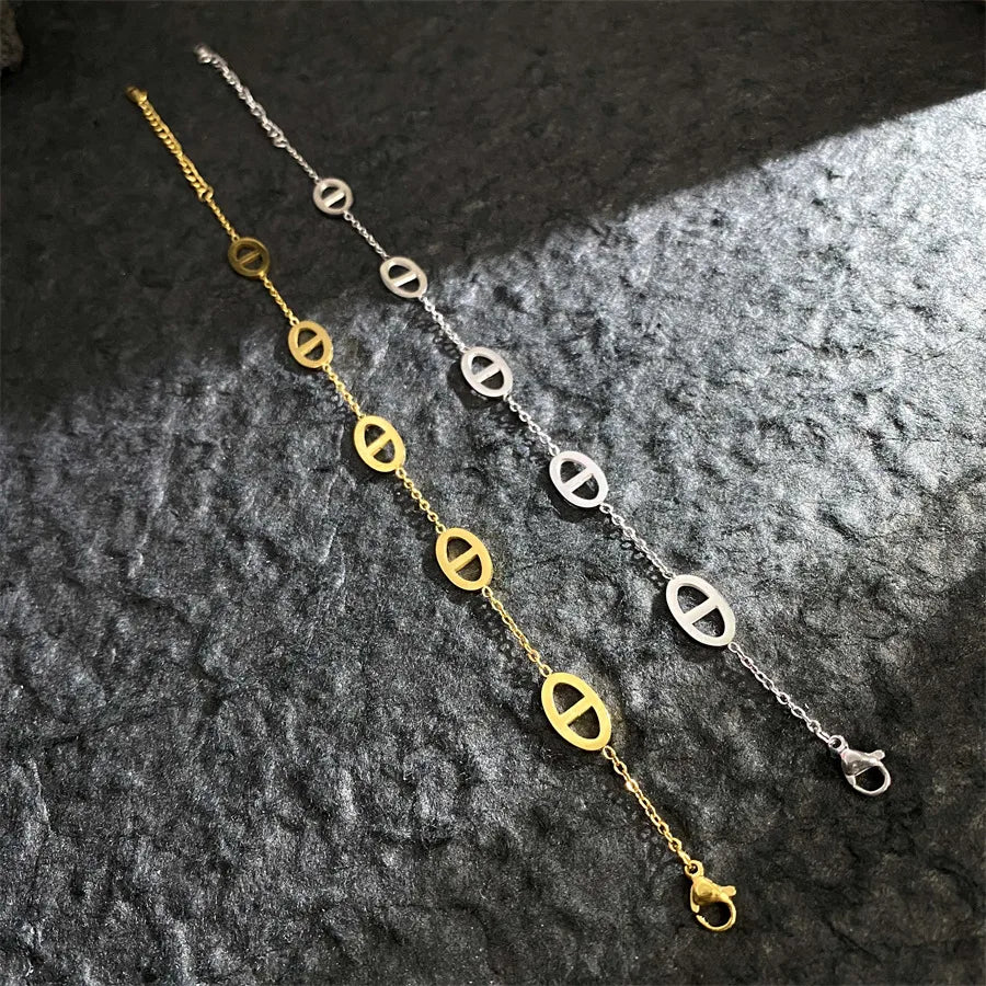 Bracelet aux lignes géométriques en acier titane