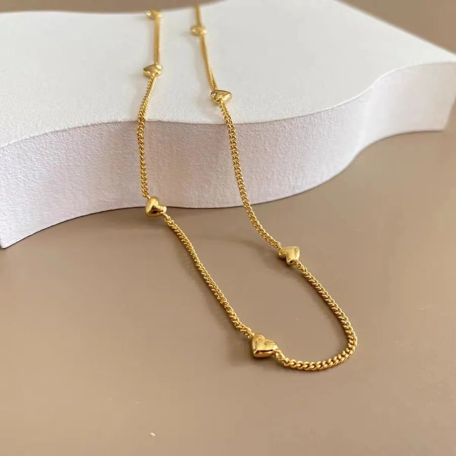 Collier à petits cœurs en relief, acier doré — vue 4