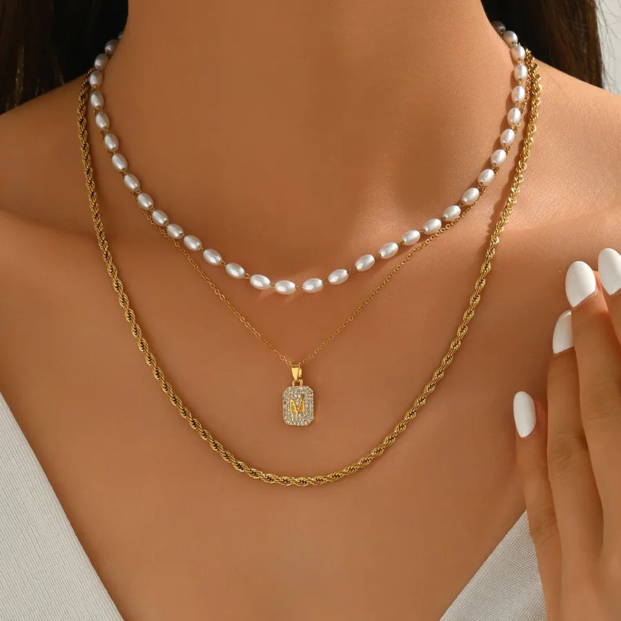 Collier de perles rondes à fermoir doré