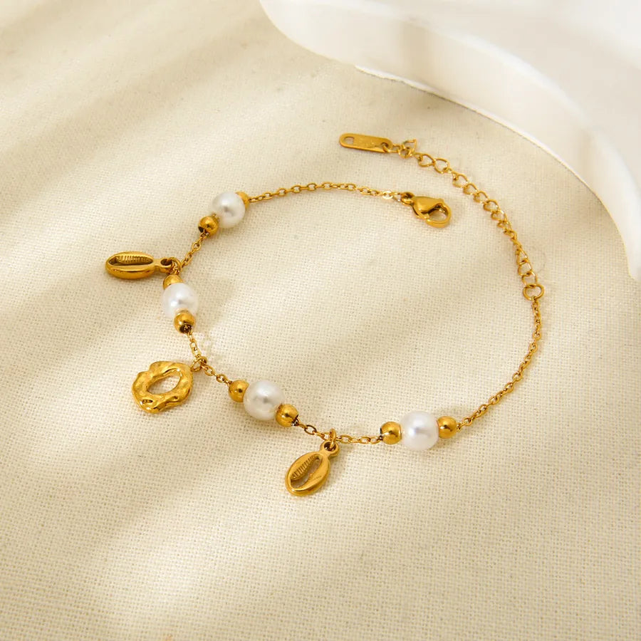 Bracelet coquillage et perle sur chaîne dorée