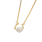 Collier fleurs de nacre naturelle sur chaîne dorée
