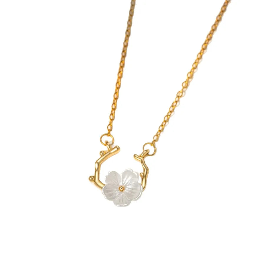 Collier fleurs de nacre naturelle sur chaîne dorée