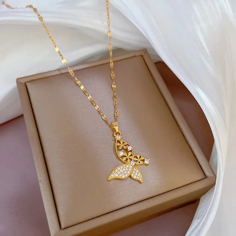 Collier papillon ajouré serti, chaîne dorée — vue 2
