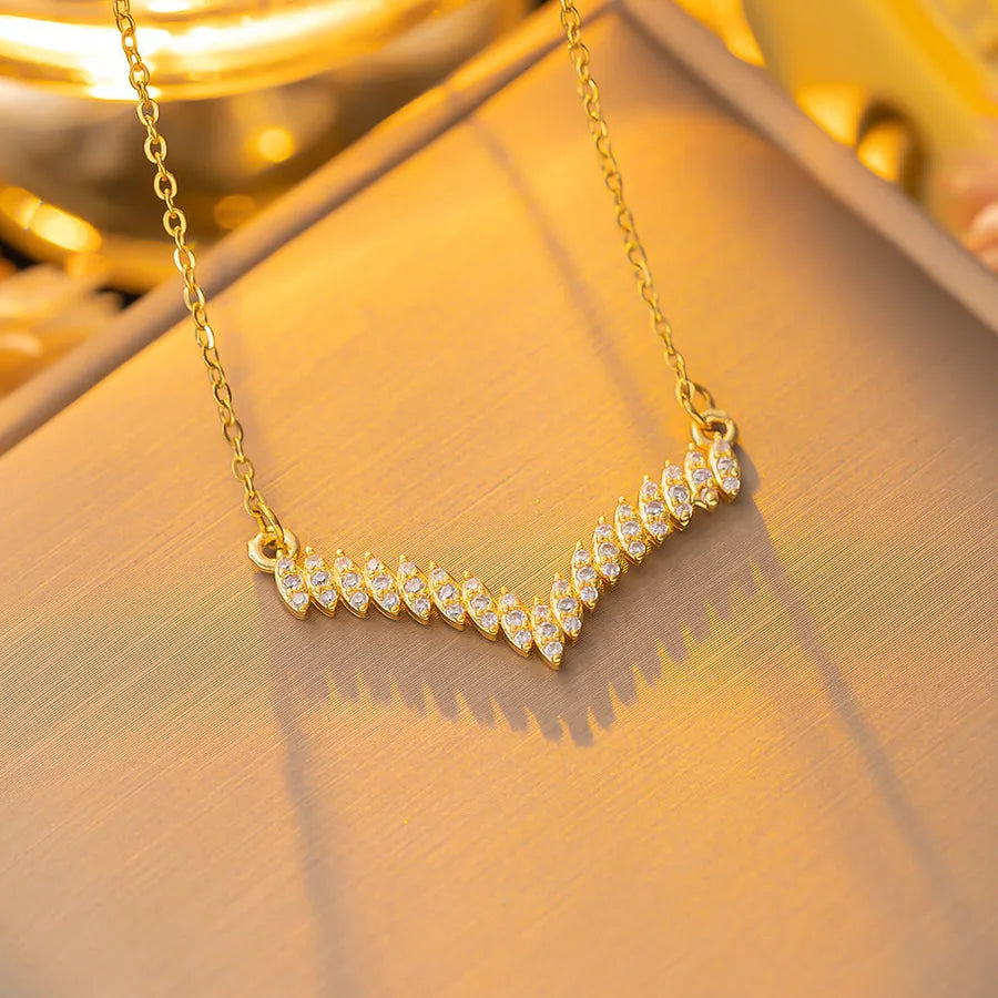 Collier à pendentif en V pavé de zircons — vue 2