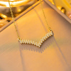 Collier à pendentif en V pavé de zircons — vue 2