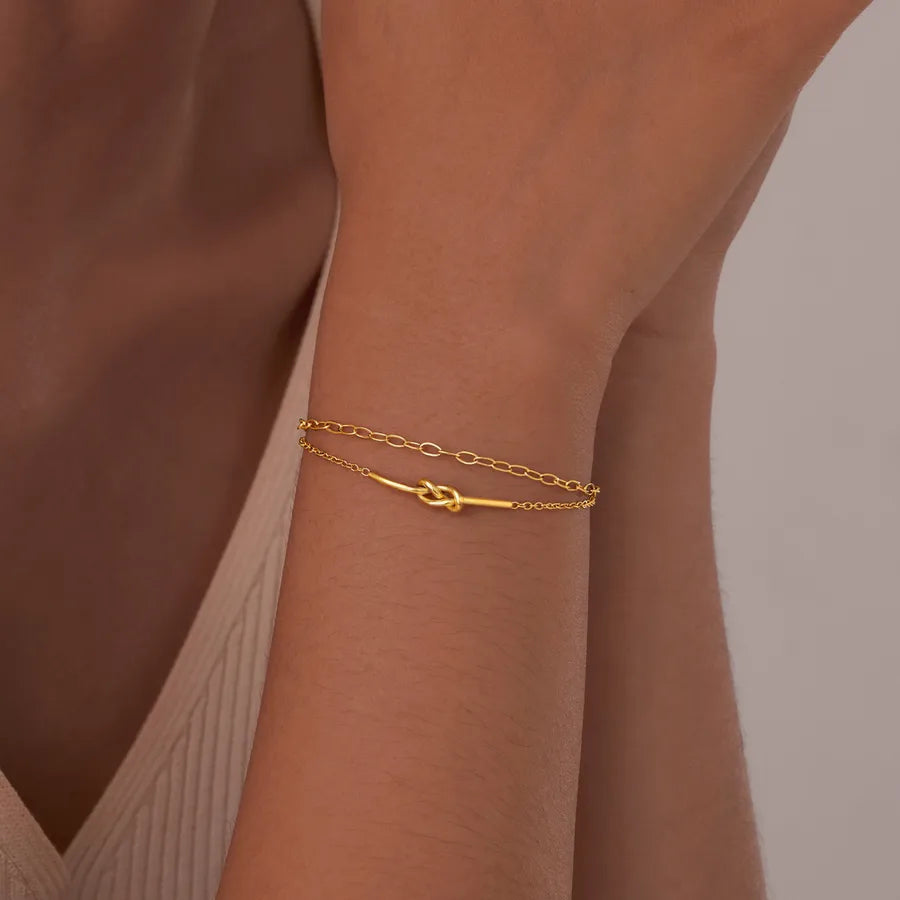 Bracelet nœud délicat sur chaîne dorée — vue 7