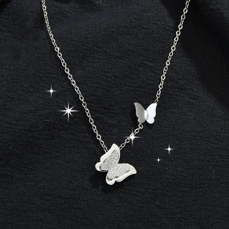 Collier papillon sur chaîne fine dorée — vue 3